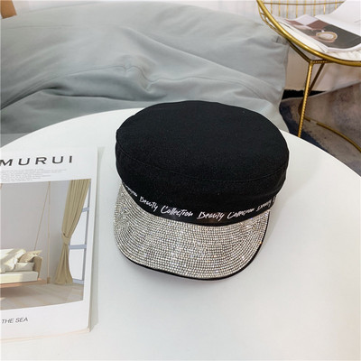 Pălărie modernă de damă cu inscripție și pietre în negru, alb și crem