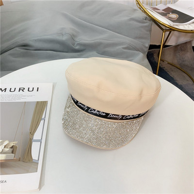 Pălărie modernă de damă cu inscripție și pietre în negru, alb și crem