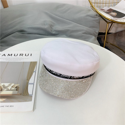 Pălărie modernă de damă cu inscripție și pietre în negru, alb și crem