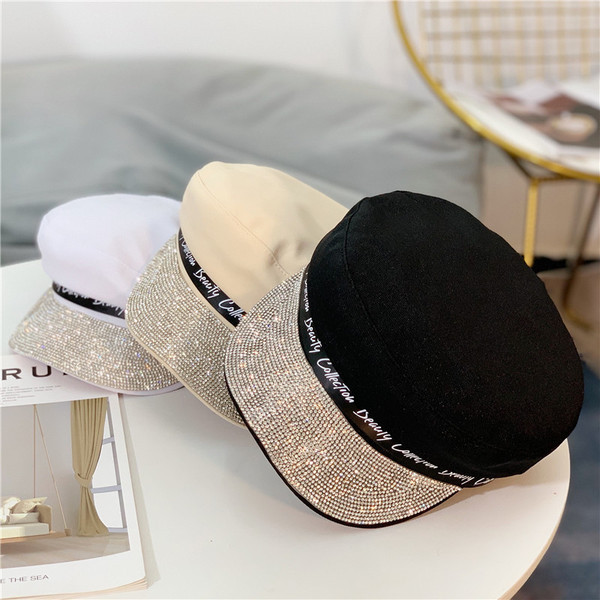 Pălărie modernă de damă cu inscripție și pietre în negru, alb și crem