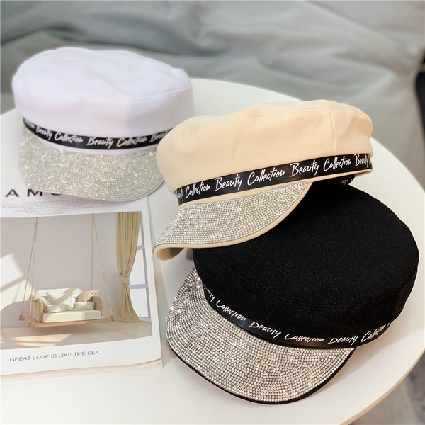 Pălărie modernă de damă cu inscripție și pietre în negru, alb și crem