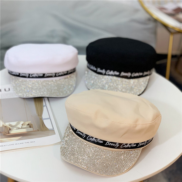 Pălărie modernă de damă cu inscripție și pietre în negru, alb și crem