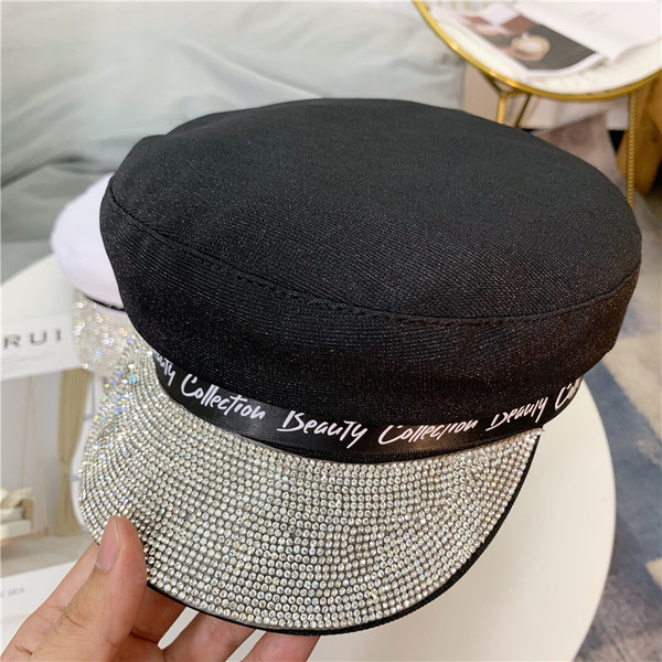 Pălărie modernă de damă cu inscripție și pietre în negru, alb și crem