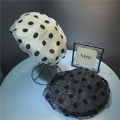 Beretă de damă modernă cu buline în alb și negru