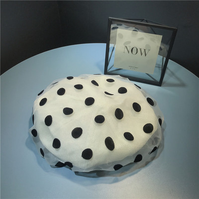 Beretă de damă modernă cu buline în alb și negru