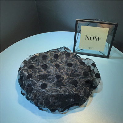 Beretă de damă modernă cu buline în alb și negru