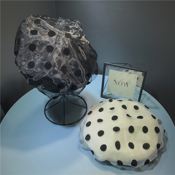 Beretă de damă modernă cu buline în alb și negru