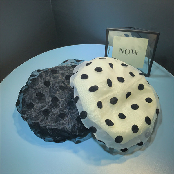 Beretă de damă modernă cu buline în alb și negru