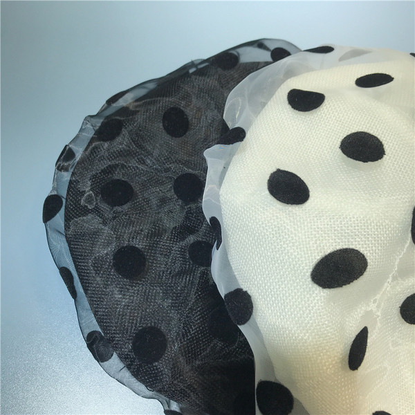 Beretă de damă modernă cu buline în alb și negru