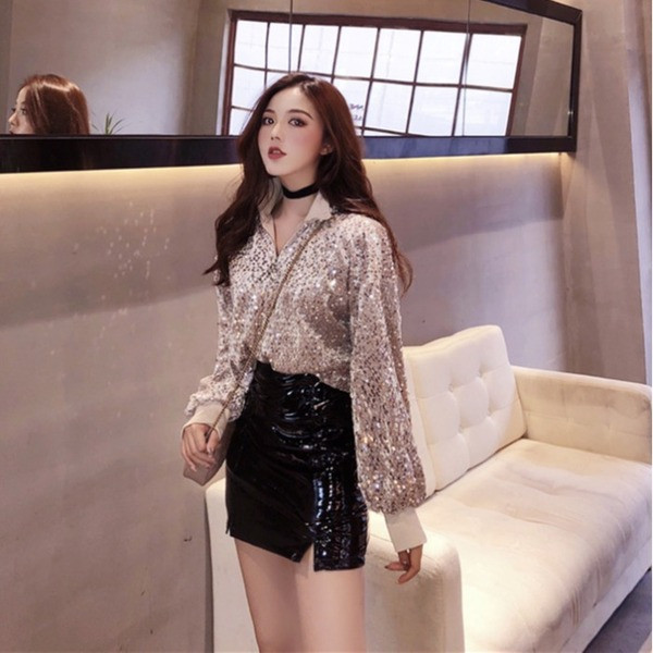 Μοντέρνα γυναικεία μπλούζα με πούλιες και κλασικό γιακά