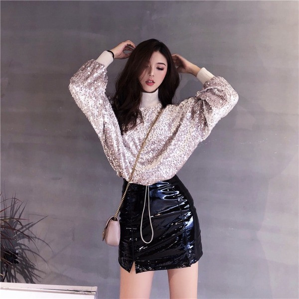 Μοντέρνα γυναικεία μπλούζα με πούλιες και κλασικό γιακά