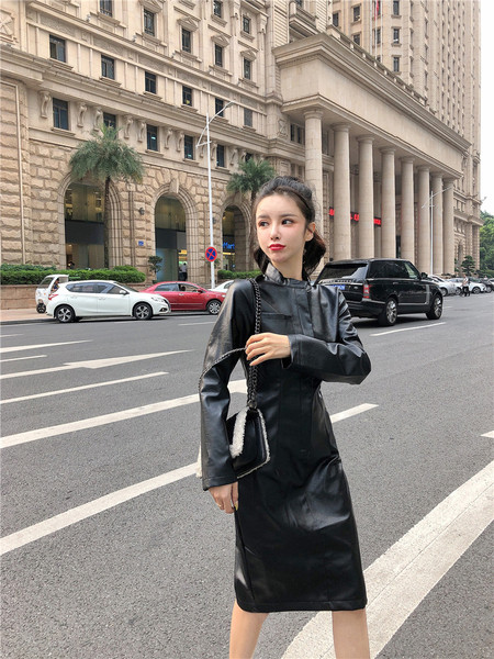 Rochie modernă din imitație din piele, de culoare neagră