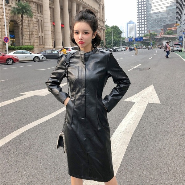 Rochie modernă din imitație din piele, de culoare neagră