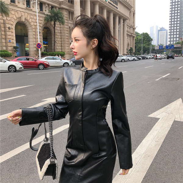 Rochie modernă din imitație din piele, de culoare neagră