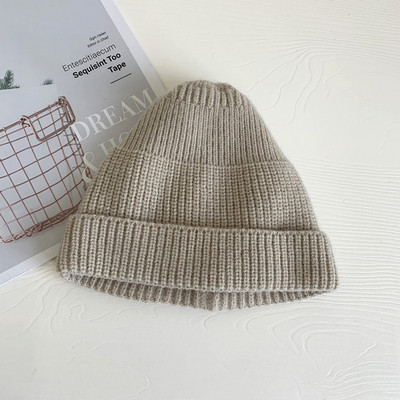 Χειμερινό γυναικείο καπέλο σε μαύρο, γκρι, μπλε, κίτρινο, καφέ, μπεζ, λευκό και ροζ χρώμα