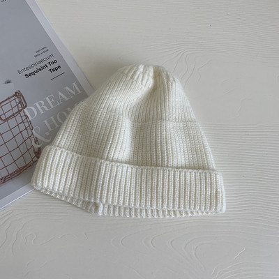 Χειμερινό γυναικείο καπέλο σε μαύρο, γκρι, μπλε, κίτρινο, καφέ, μπεζ, λευκό και ροζ χρώμα