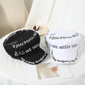 Șapcă modernă pentru femei cu inscripții în alb și negru