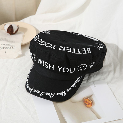 Șapcă modernă pentru femei cu inscripții în alb și negru