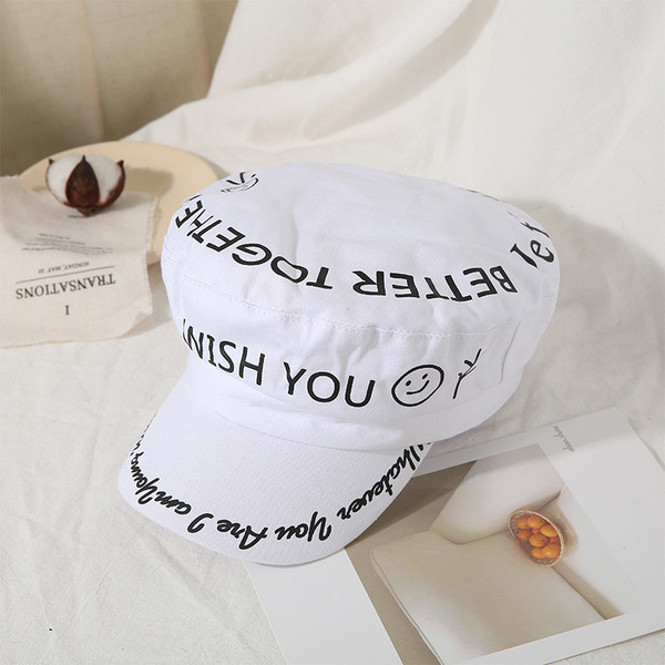 Șapcă modernă pentru femei cu inscripții în alb și negru