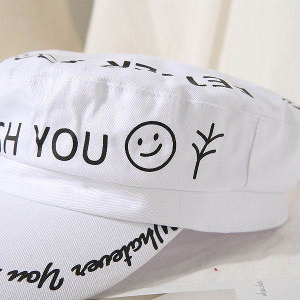 Șapcă modernă pentru femei cu inscripții în alb și negru