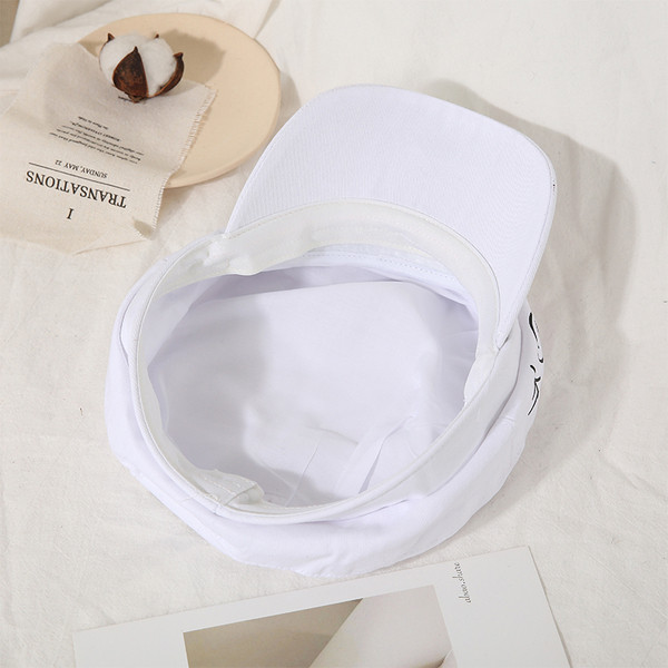 Șapcă modernă pentru femei cu inscripții în alb și negru