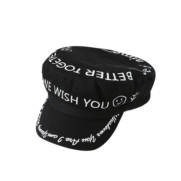 Șapcă modernă pentru femei cu inscripții în alb și negru