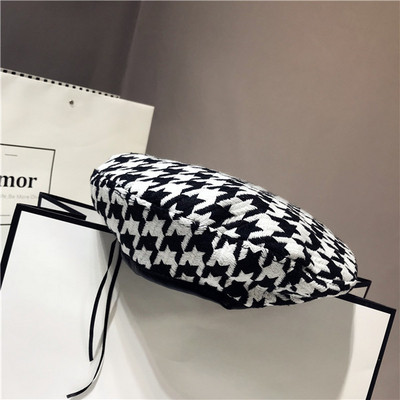 Κομψό μαύρο και άσπρο καπέλο τύπου beret