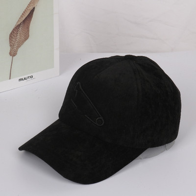 Μοντέρνο γυναικείο καπέλο με γείσο και κεντήματα