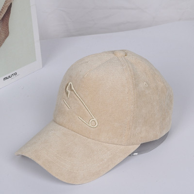 Μοντέρνο γυναικείο καπέλο με γείσο και κεντήματα