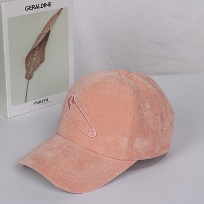 Μοντέρνο γυναικείο καπέλο με γείσο και κεντήματα