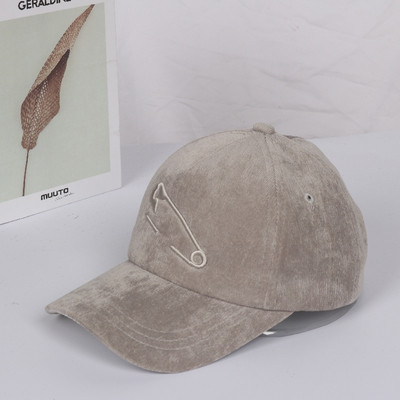 Μοντέρνο γυναικείο καπέλο με γείσο και κεντήματα