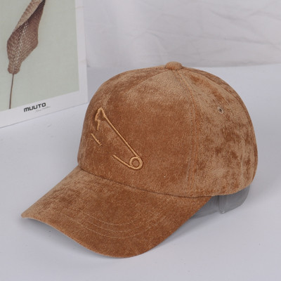 Μοντέρνο γυναικείο καπέλο με γείσο και κεντήματα