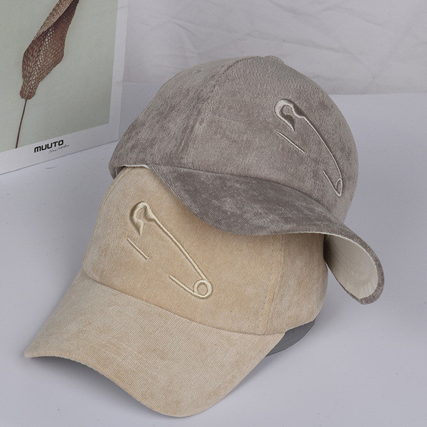 Μοντέρνο γυναικείο καπέλο με γείσο και κεντήματα