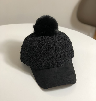 Χειμερινό γυναικείο καπέλο με γείσο και κάτω σε μαύρο, μπεζ, μπλε, ροζ και κίτρινο χρώμα