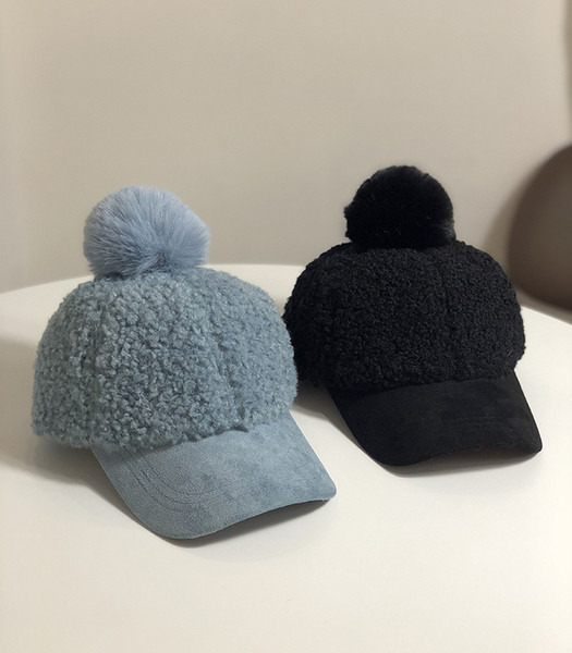 Χειμερινό γυναικείο καπέλο με γείσο και κάτω σε μαύρο, μπεζ, μπλε, ροζ και κίτρινο χρώμα