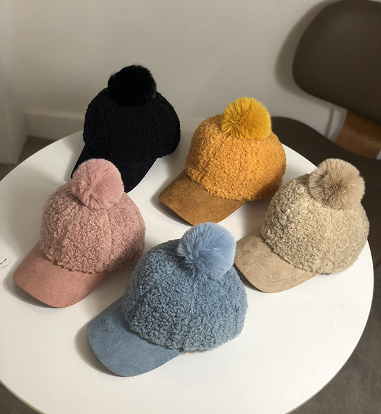 Χειμερινό γυναικείο καπέλο με γείσο και κάτω σε μαύρο, μπεζ, μπλε, ροζ και κίτρινο χρώμα