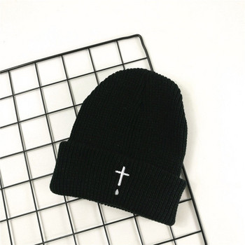 Зимна шапка с бродерия в черен и бял цвят подходяща за мъже и жени
