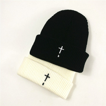 Зимна шапка с бродерия в черен и бял цвят подходяща за мъже и жени