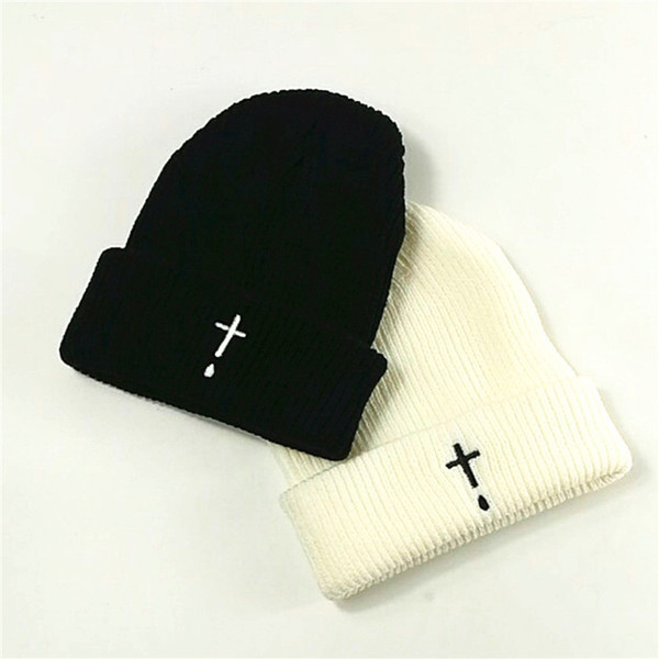 Χειμερινό καπέλο με κεντήματα σε ασπρόμαυρο χρώμα κατάλληλο για άνδρες και γυναίκες