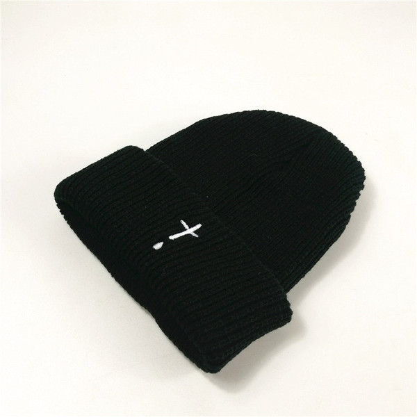 Χειμερινό καπέλο με κεντήματα σε ασπρόμαυρο χρώμα κατάλληλο για άνδρες και γυναίκες