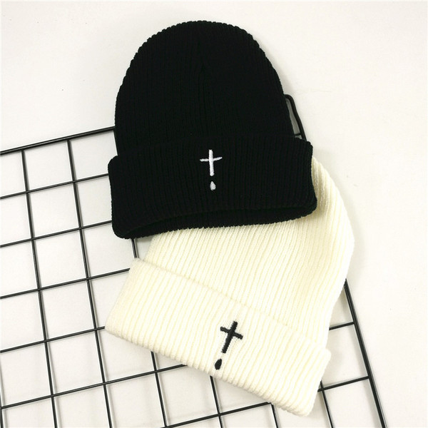 Χειμερινό καπέλο με κεντήματα σε ασπρόμαυρο χρώμα κατάλληλο για άνδρες και γυναίκες