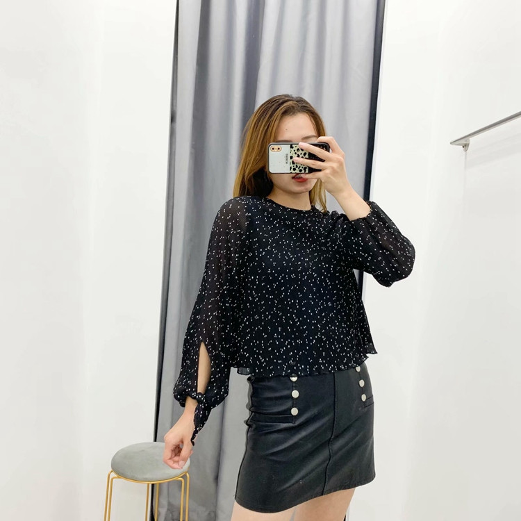 Μακρύ γυναικεία μπλούζα σιφόν σε σκούρο χρώμα και μανίκια με κορδόνια