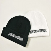 Ανδρικό χειμερινό καπέλο ε ασπρόμαυρα γράμματα