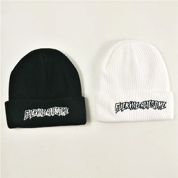 Ανδρικό χειμερινό καπέλο ε ασπρόμαυρα γράμματα