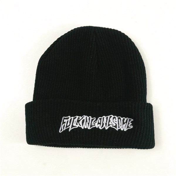 Ανδρικό χειμερινό καπέλο ε ασπρόμαυρα γράμματα