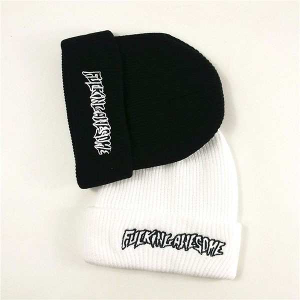 Ανδρικό χειμερινό καπέλο ε ασπρόμαυρα γράμματα