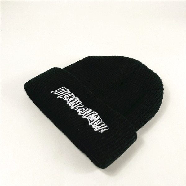 Ανδρικό χειμερινό καπέλο ε ασπρόμαυρα γράμματα