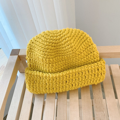 Πλεκτό γυναικεία σκουφιά σε μαύρο, γκρι, κίτρινο, πορτοκαλί, καφέ και μπεζ χρώμα