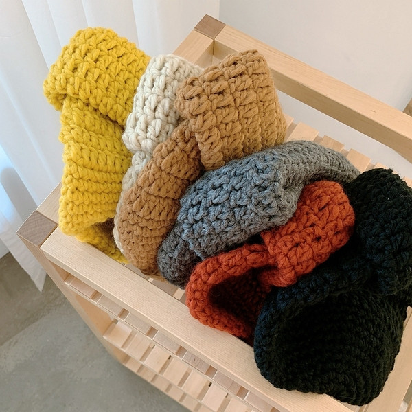 Πλεκτό γυναικεία σκουφιά σε μαύρο, γκρι, κίτρινο, πορτοκαλί, καφέ και μπεζ χρώμα