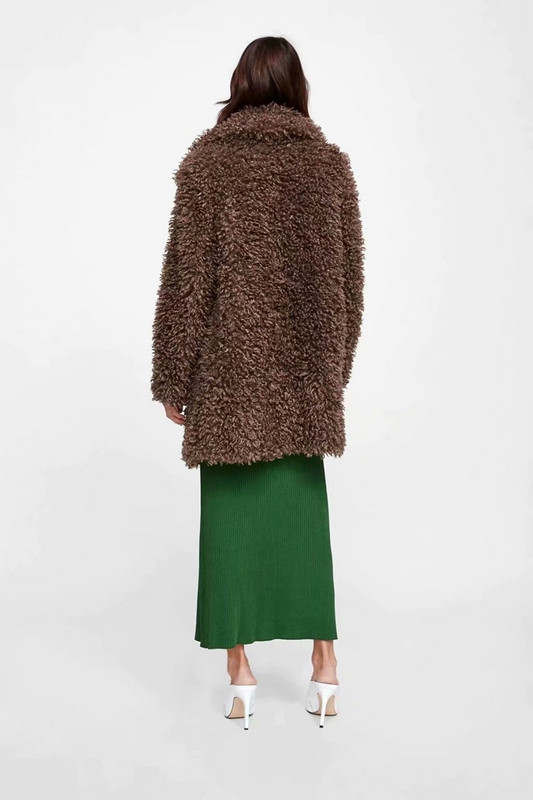 Hosszú, modern pehelykabát barna színben